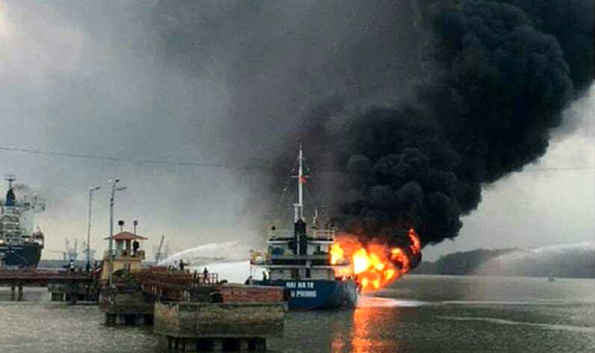 Khẩn trương xử lý sự cố cháy tàu chở xăng dầu tại cảng Đình Vũ - Ảnh 1