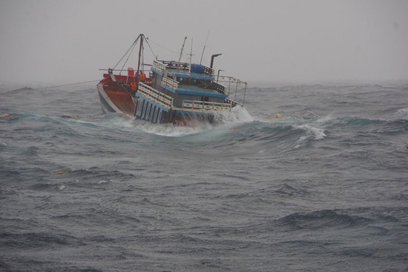 Quảng Ngãi: Tàu cá chết máy ở vùng thời tiết xấu, 15 ngư dân phát tín hiệu kêu cứu - Ảnh 1