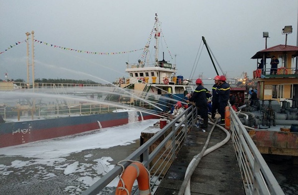 Hải Phòng thưởng nóng cho các đơn vị tham gia chữa cháy tàu chở xăng tại cảng Đình Vũ - Ảnh 1