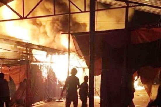 Chợ Thổ Tang bất ngờ cháy dữ dội trong đêm khuya - Ảnh 1