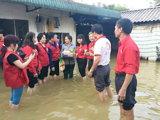 Hội chữ Thập đỏ TP Hà Nội hỗ trợ đồng bào lũ lụt gần 1 tỷ đồng - Ảnh 1