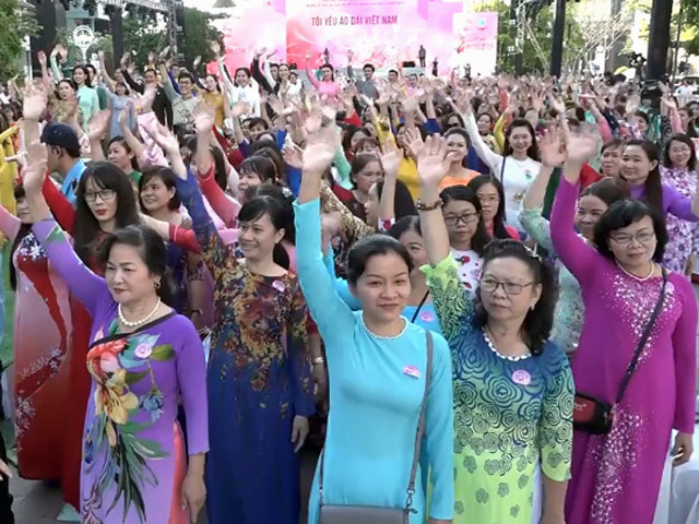 Dàn sao Việt cùng 3.000 người mặc áo dài trên phố đi bộ Nguyễn Huệ - Ảnh 9