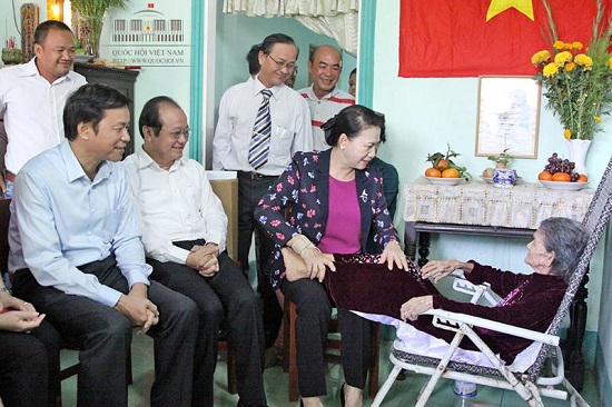 Chủ tịch Quốc hội thăm, tặng quà gia đình chính sách tại Tiền Giang - Ảnh 1