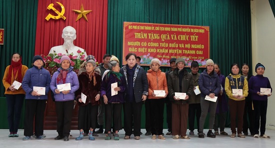 Chủ tịch HĐND TP Nguyễn Thị Bích Ngọc chúc Tết, tặng quà các hộ nghèo huyện Thanh Oai - Ảnh 1