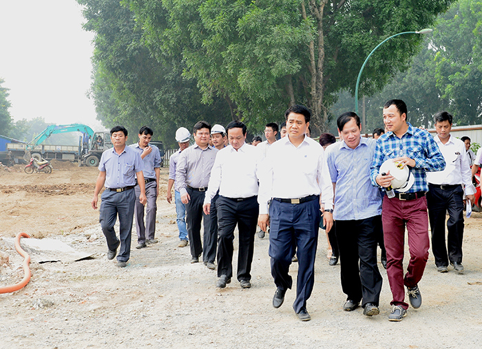 Chủ tịch Nguyễn Đức Chung kiểm tra đột xuất dự án mở rộng đường Vành đai 3 - Ảnh 1