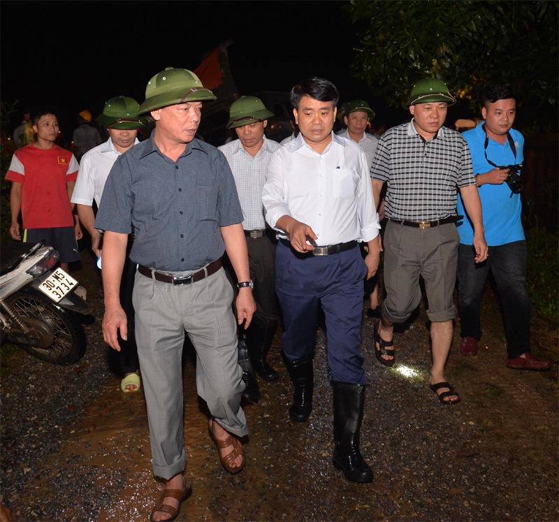 Chủ tịch Nguyễn Đức Chung thị sát đê xung yếu, yêu cầu 7 việc làm ngay - Ảnh 1