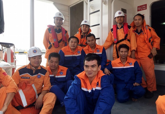 Cứu nạn 12 thuyền viên tàu hàng bị chìm trên biển Cửa Lò - Ảnh 1
