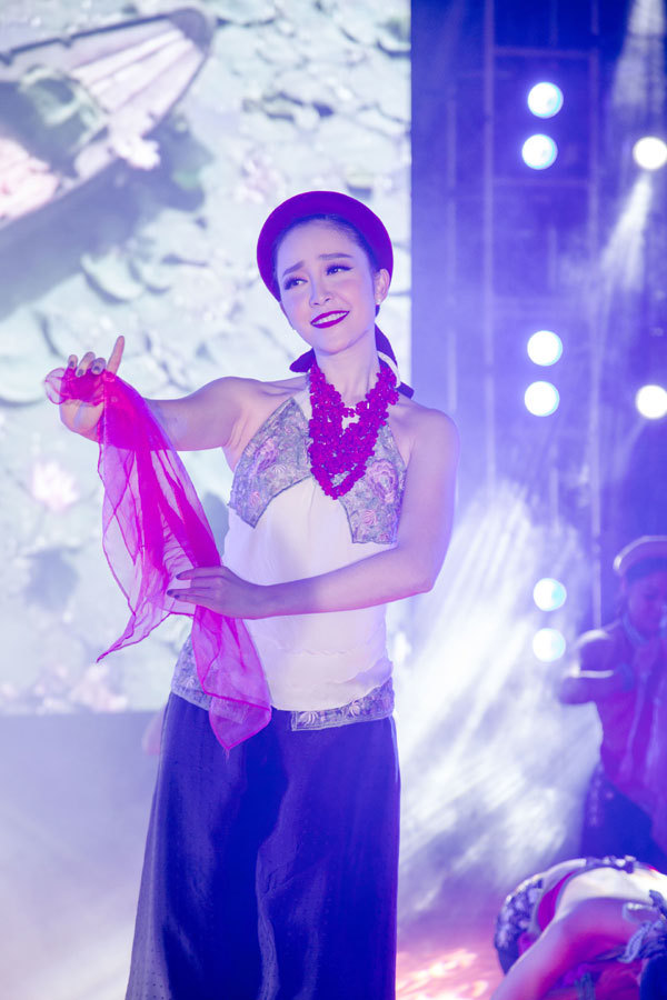 Hoa hậu Ngọc Diễm rực rỡ làm MC tại APEC - Ảnh 10