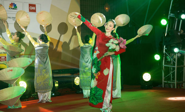 Hoa hậu Ngọc Diễm rực rỡ làm MC tại APEC - Ảnh 11