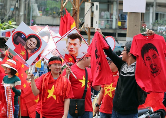 Sân Thống Nhất rực sắc đỏ đón các cầu thủ U23 Việt Nam - Ảnh 5