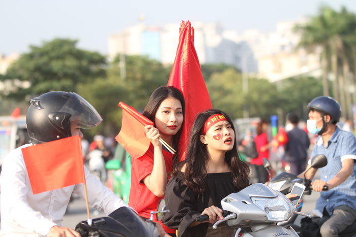 Ngắm dàn hotgirl “đổ xô” về Mỹ Đình tiếp sức cho đội tuyển Việt Nam - Ảnh 3