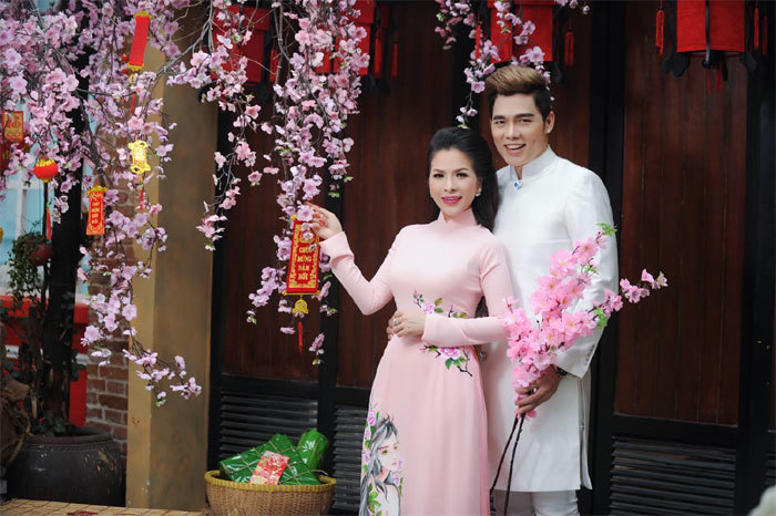 Hoa hậu Lê Thanh Thúy dạo phố Xuân cùng Lưu Chí Vỹ - Ảnh 4