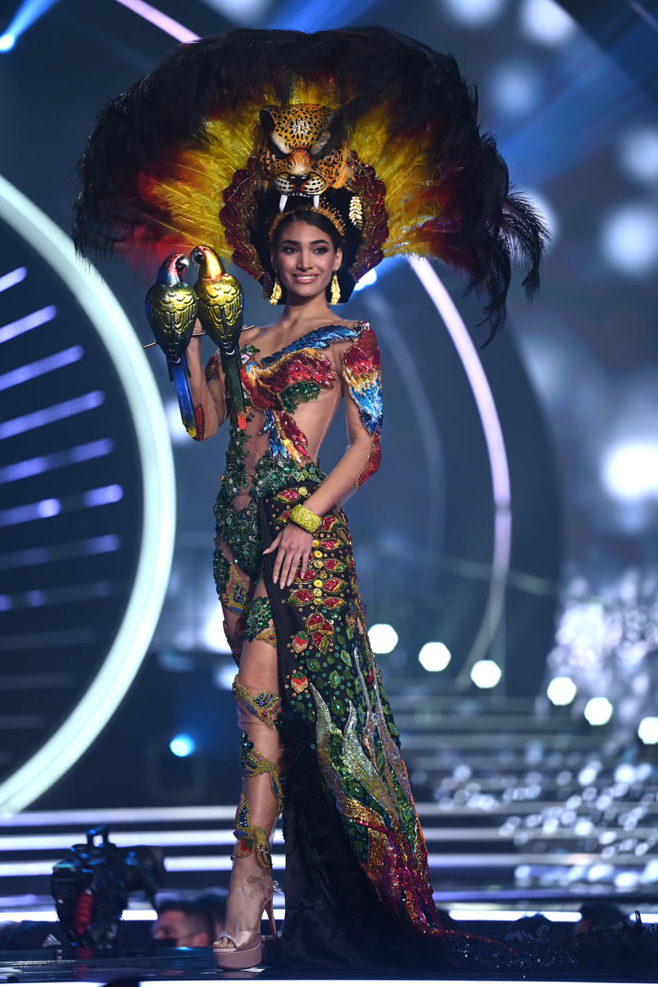 Ngắm trang phục dân tộc cầu kỳ nhất tại Hoa hậu Hoàn vũ 2021 - Ảnh 47