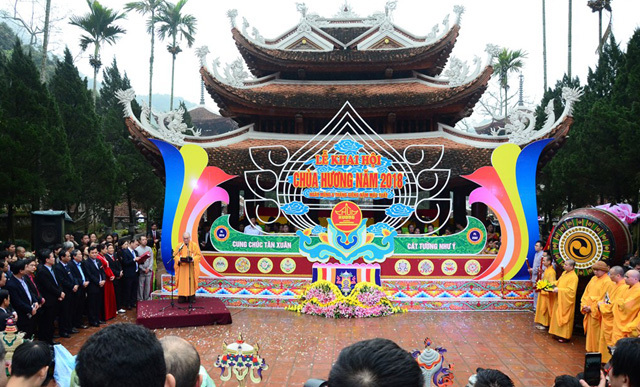 Hơn 50.000 lượt du khách nô nức trẩy hội chùa Hương ngày khai hội - Ảnh 1