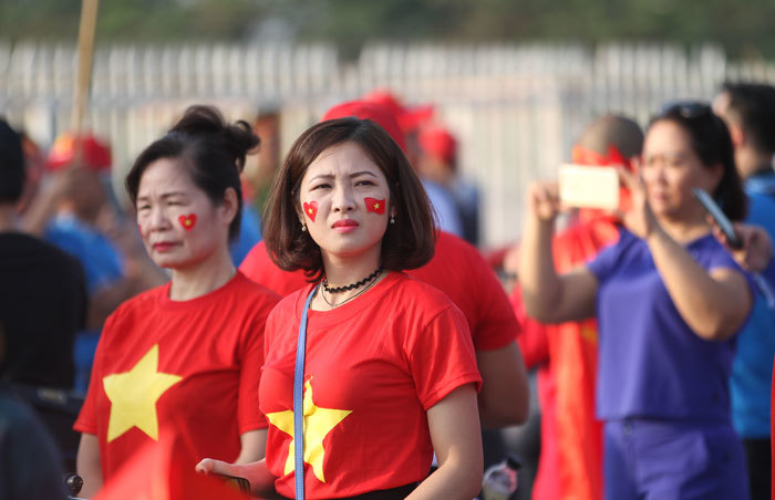 Ngắm dàn hotgirl “đổ xô” về Mỹ Đình tiếp sức cho đội tuyển Việt Nam - Ảnh 6