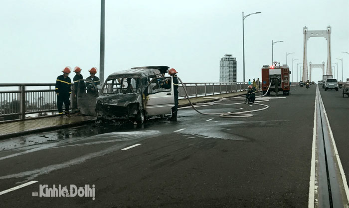 Xe ôtô đột nhiên bốc cháy trên cầu Thuận Phước - Ảnh 4