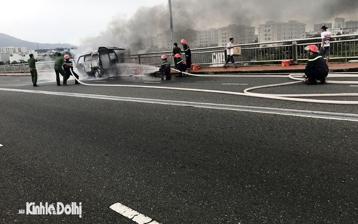 Xe ôtô đột nhiên bốc cháy trên cầu Thuận Phước - Ảnh 2