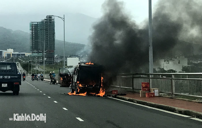 Xe ôtô đột nhiên bốc cháy trên cầu Thuận Phước - Ảnh 3