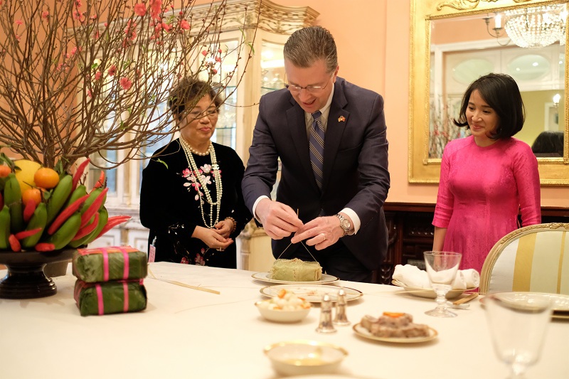 Đại sứ Mỹ "phấn khích" khi học được cách dùng lạt cắt bánh chưng - Ảnh 3