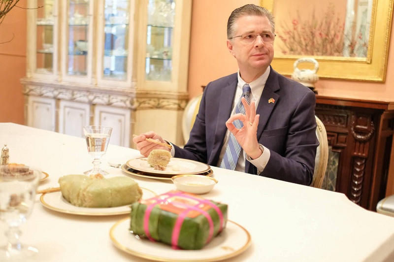 Đại sứ Mỹ "phấn khích" khi học được cách dùng lạt cắt bánh chưng - Ảnh 5