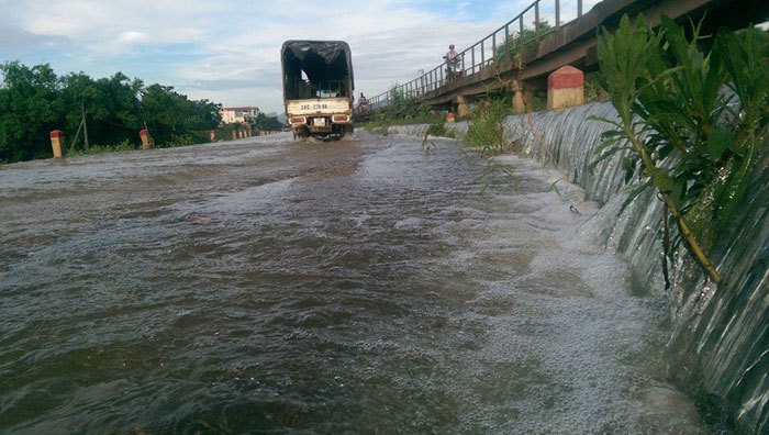 Ngoại thành Hà Nội ngập nặng do mưa lớn - Ảnh 1