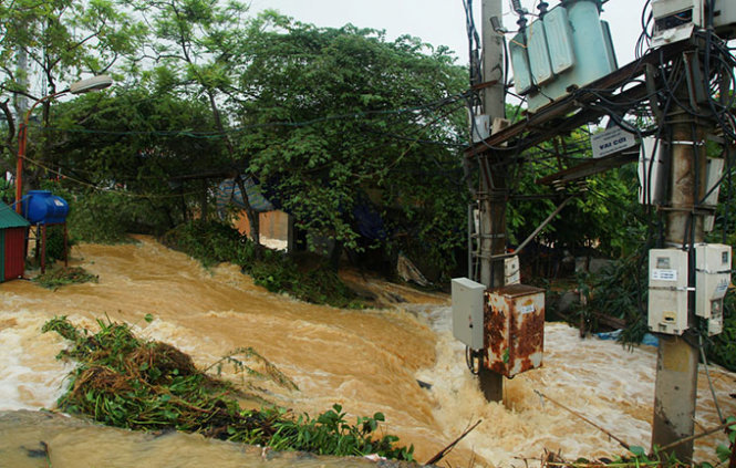 Thị xã Sơn Tây: Thiệt hại nặng nề do mưa lũ - Ảnh 1