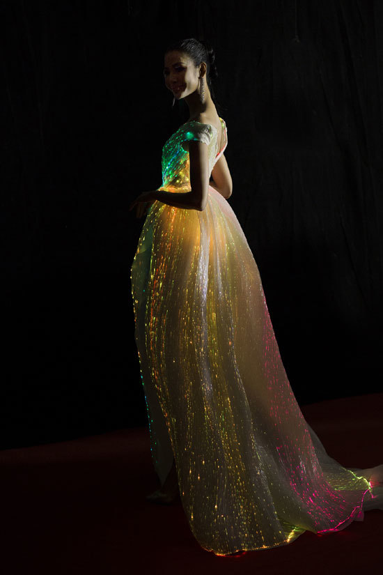 Hoàng Thùy diện váy 100 triệu phát sáng của NTK Trần Hùng - Ảnh 2