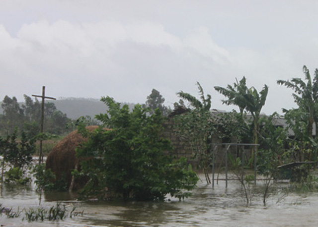 Áp thấp nhiệt đới vào miền Trung, hàng nghìn nhà dân chìm trong nước lũ - Ảnh 8