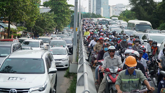 TP Hồ Chí Minh: Sập giàn giáo bắc ngang hầm Thủ Thiêm, giao thông "thất thủ"! - Ảnh 3