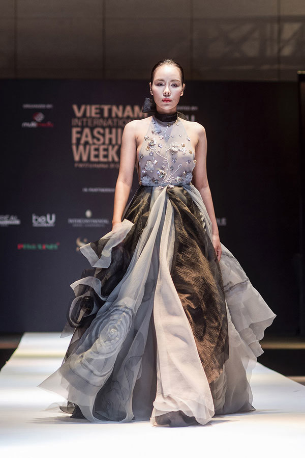 Thiết kế Thu – Đông táo bạo trong tuần lễ thời trang lớn nhất tại Hà Nội - Ảnh 11
