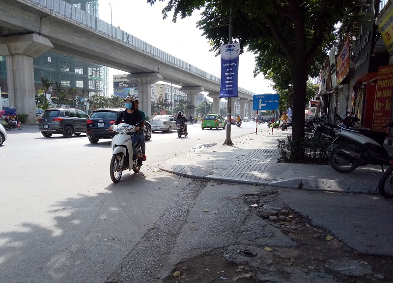 Đi ngược chiều ở Hà Nội: Phạt nặng, xử nghiêm - Ảnh 1