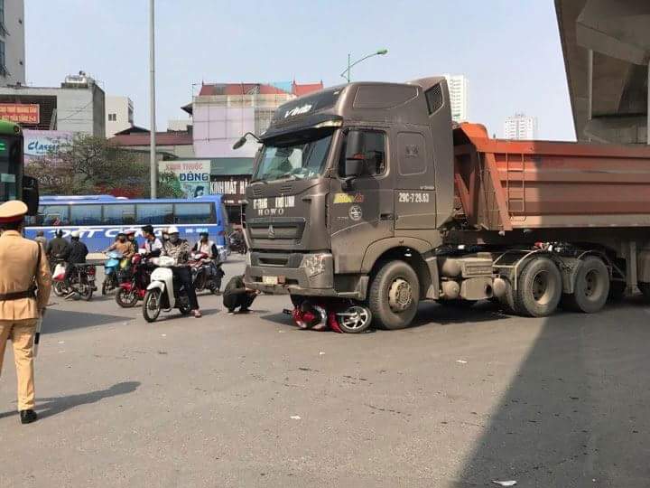 Làm rõ vụ xe đầu kéo va chạm với xe máy khiến 1 phụ nữ tử vong ở Hà Đông - Ảnh 1