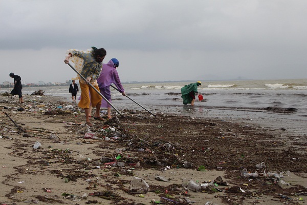 Đà Nẵng ra quân tổng vệ sinh bãi biển sau đợt mưa lớn - Ảnh 3