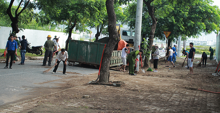 Đà Nẵng: Ra quân dọn dẹp môi trường chuẩn bị APEC - Ảnh 1