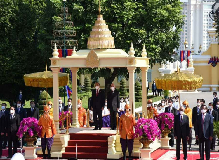 Quốc vương Campuchia chủ trì lễ đón Chủ tịch nước Nguyễn Xuân Phúc - Ảnh 1