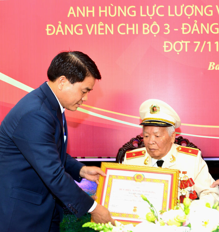 Trao tặng Huy hiệu 70 năm tuổi Đảng cho Thiếu tướng Nguyễn Trọng Tháp - Ảnh 2