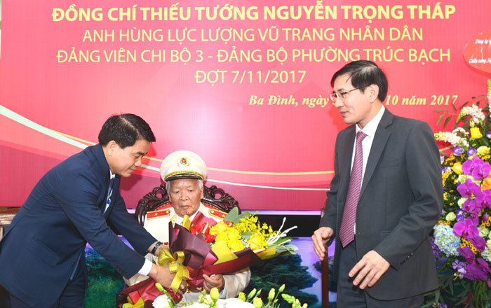 Trao tặng Huy hiệu 70 năm tuổi Đảng cho Thiếu tướng Nguyễn Trọng Tháp - Ảnh 1