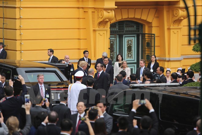 Chủ tịch nước Trần Đại Quang chủ trì lễ đón Tổng thống Donald Trump - Ảnh 1