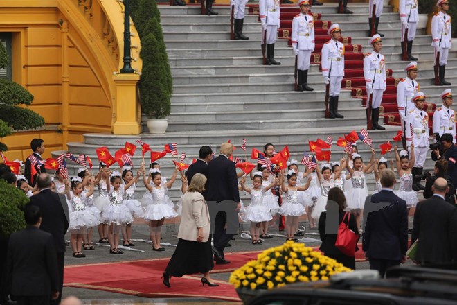 Chủ tịch nước Trần Đại Quang chủ trì lễ đón Tổng thống Donald Trump - Ảnh 2