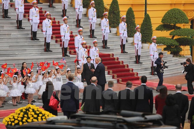 Chủ tịch nước Trần Đại Quang chủ trì lễ đón Tổng thống Donald Trump - Ảnh 3