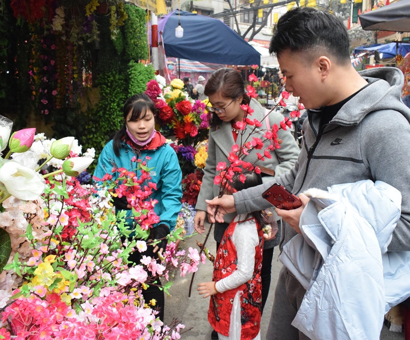 Chợ hoa Hàng Lược tấp nập ngày cuối năm - Ảnh 4