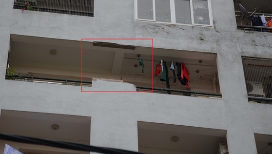 Hà Nội: Kinh hãi mảng tường lớn từ tầng 7 chung cư rơi xuống sân - Ảnh 1