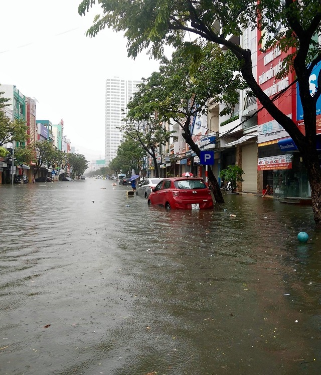 Mưa lớn kéo dài, Đà Nẵng chìm trong biển nước - Ảnh 4