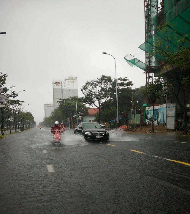 Mưa lớn kéo dài, Đà Nẵng chìm trong biển nước - Ảnh 5