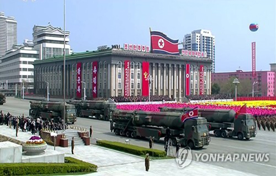 Triều Tiên rầm rộ duyệt binh trước thềm khai mạc Olympic Mùa đông - Ảnh 1