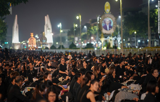 Hàng trăm nghìn người Thái Lan đến tiễn đưa cố Quốc vương Bhumibol Adulyadej - Ảnh 1