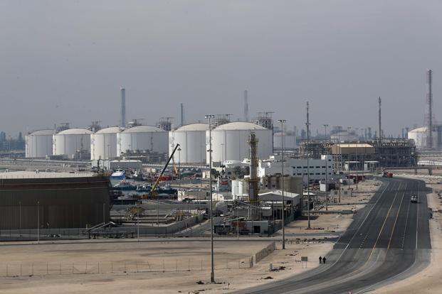 Căng thẳng chính trị tại Trung Đông đẩy giá dầu leo dốc - Ảnh 1