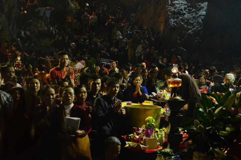 Hơn 50.000 lượt du khách nô nức trẩy hội chùa Hương ngày khai hội - Ảnh 7