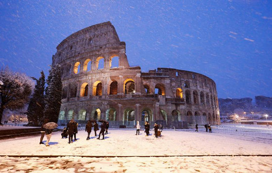 Hình ảnh hiếm hoi băng tuyết bao phủ thủ đô Rome của Italia - Ảnh 1