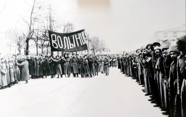 Hình ảnh Cách mạng Tháng Mười Nga và Bác Hồ với nhân dân Xô Viết - Ảnh 1